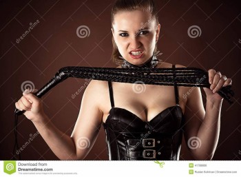 padrona-arrabbiata-con-una-frusta-41788906.jpg